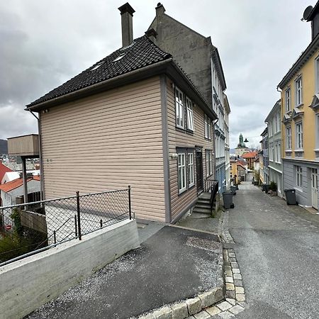 Sjarmerende Bolig Like Ved Togstasjonen Lägenhet Bergen Exteriör bild